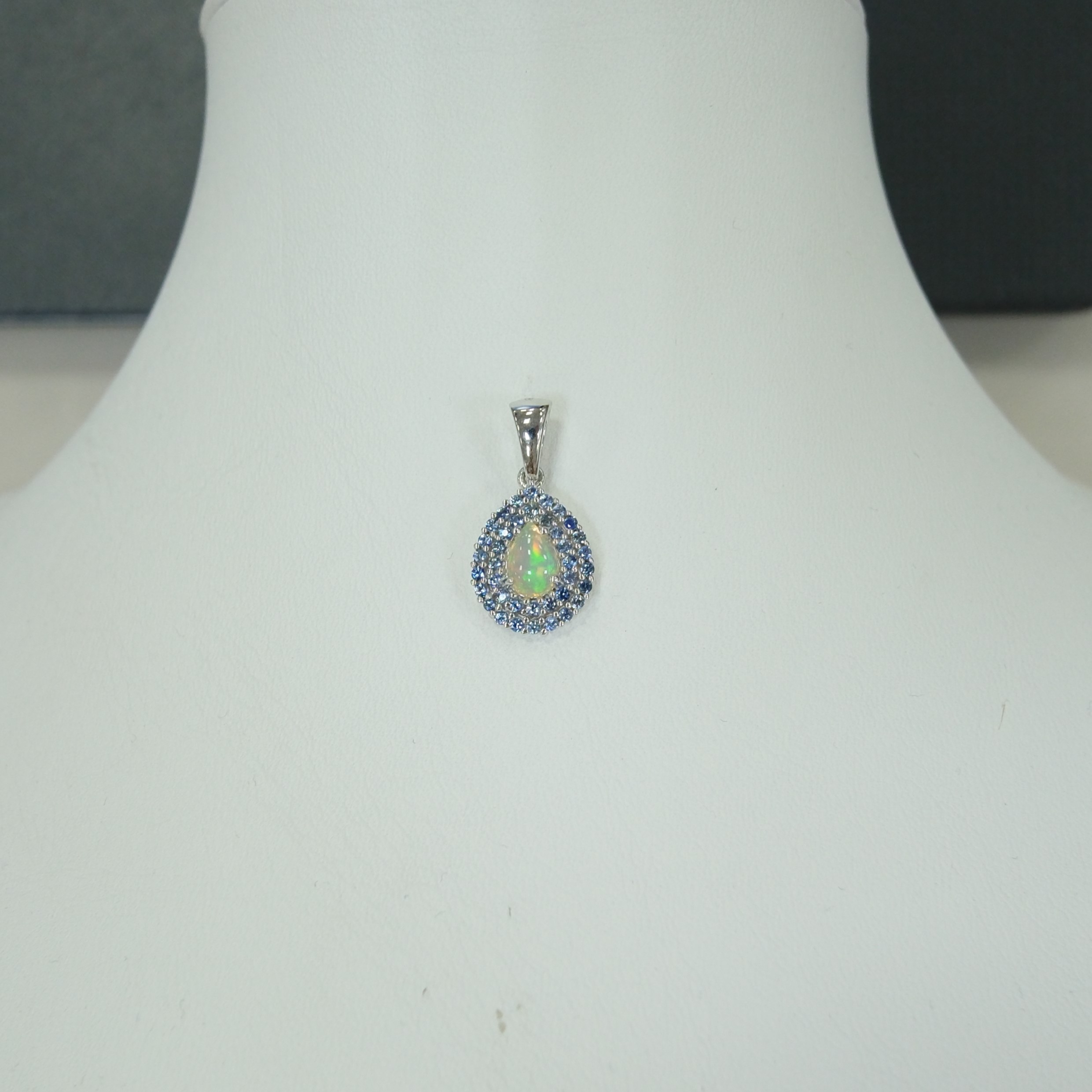 Серебряная подвеска с опалом и сапфирами